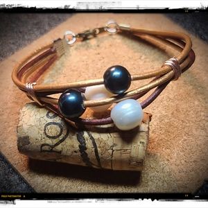 Leather & pearl bracelet